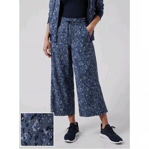 Athleta Avenue Wide Leg Crop Pocket Pants, SIZE 12, Navy camo print
